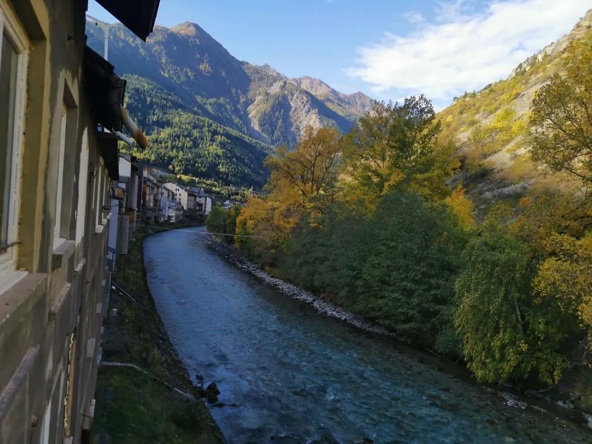 Appartements au bord de la rivière Modane