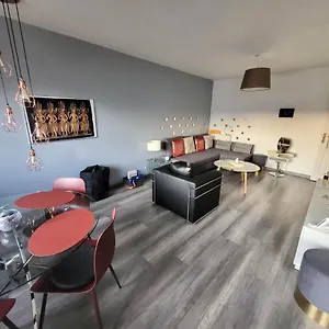 Tichnich - 2 Bedrooms - 1 Min Away From Train Station Appartamento